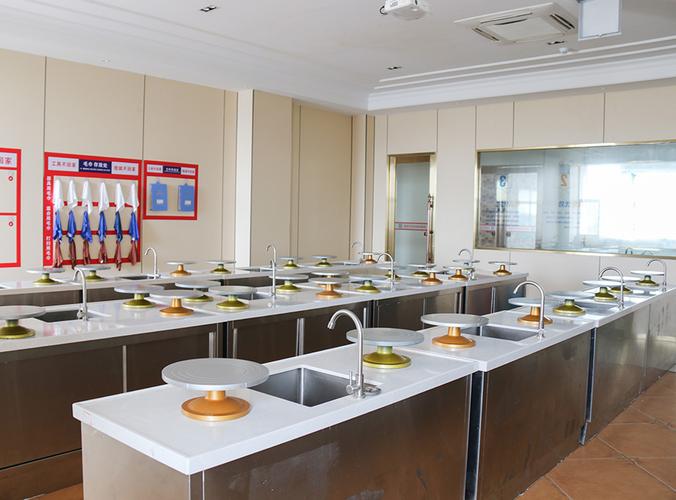 p>珠海新东方烹饪学校是广东省一所专业的技能培训学校,配备与行业